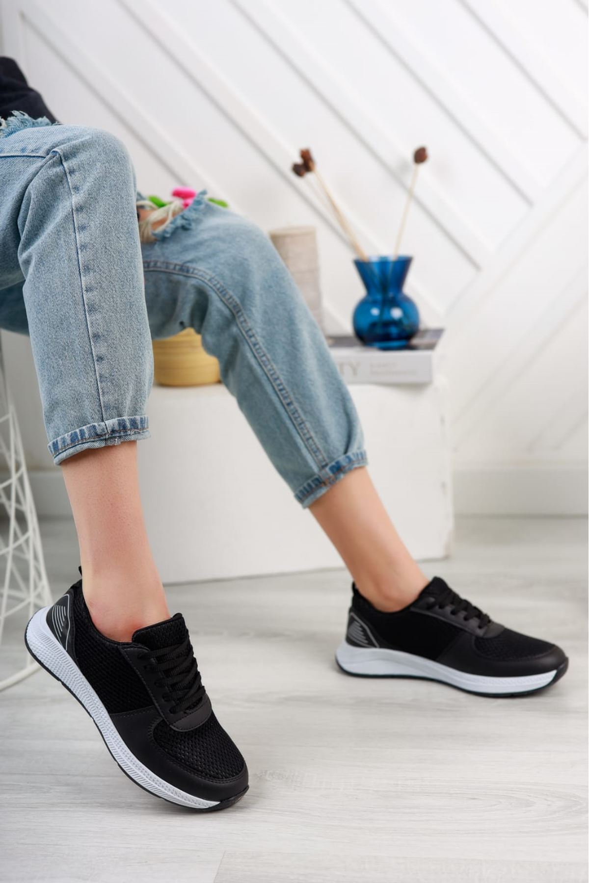 Fileli Siyah Tabanı Beyaz Spor Ayakkabı - Online Giyim ve Ayakkabı Sitesi