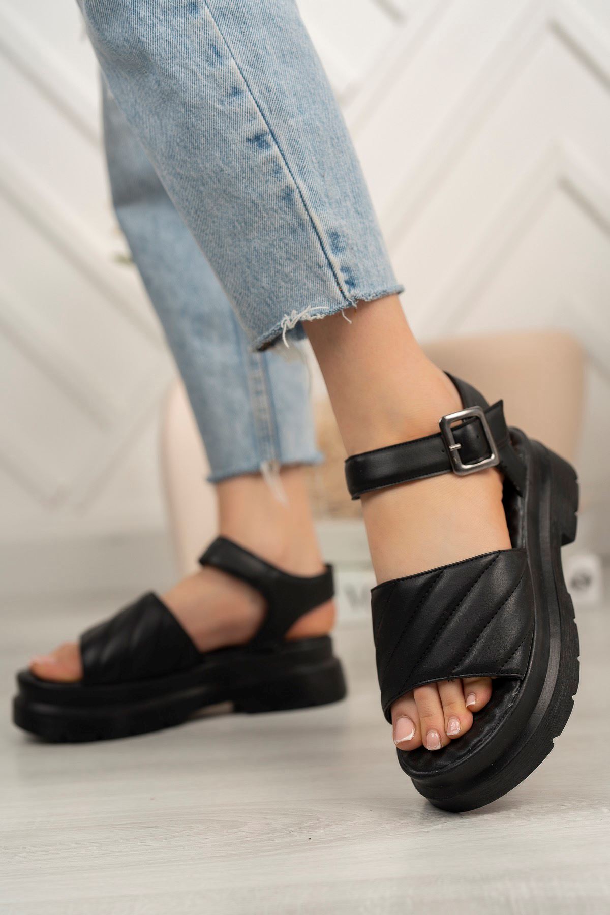 Poli Taban Siyah Cilt Kadın Sandalet