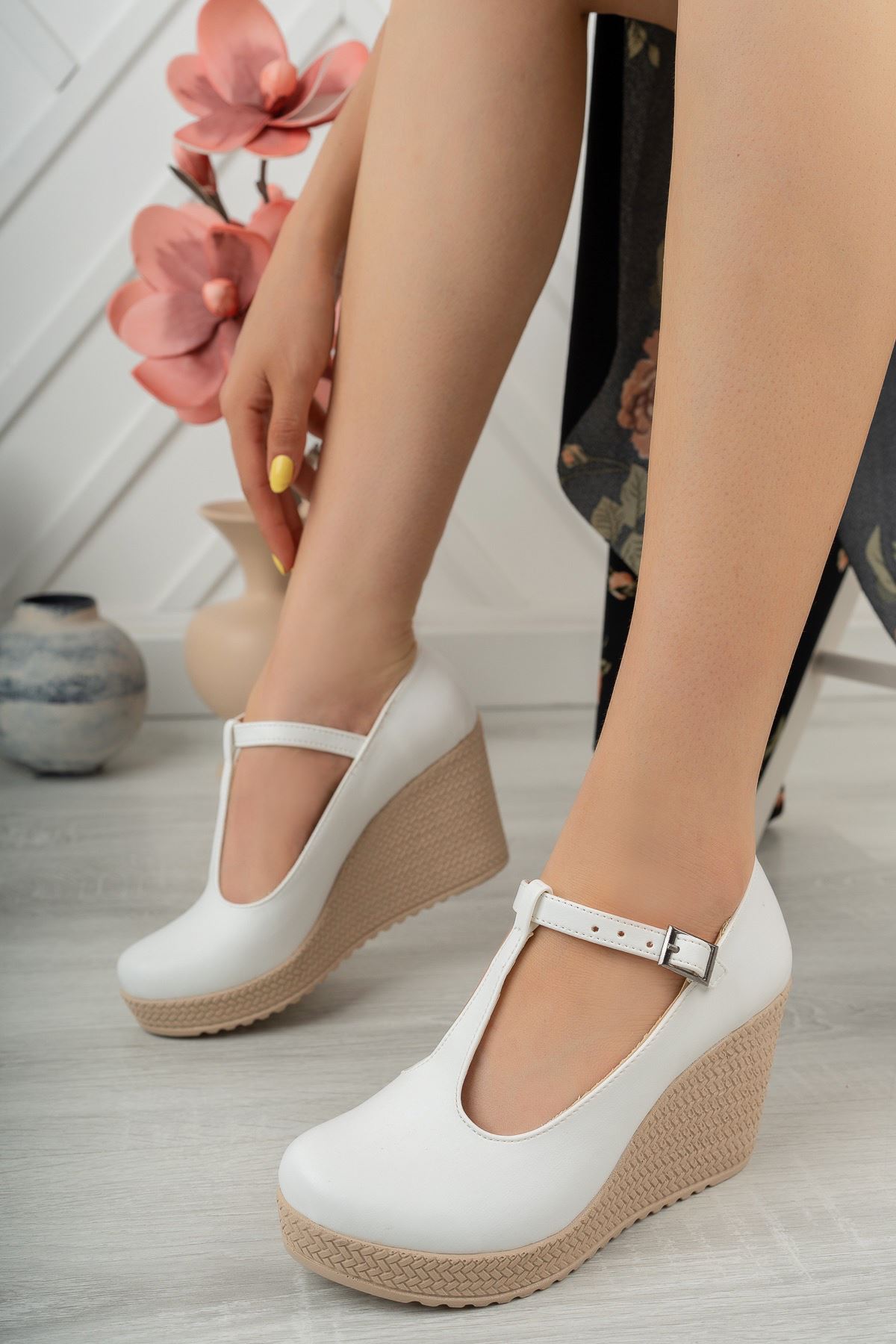 White IRM Skin Shoes with Padded Sole Post