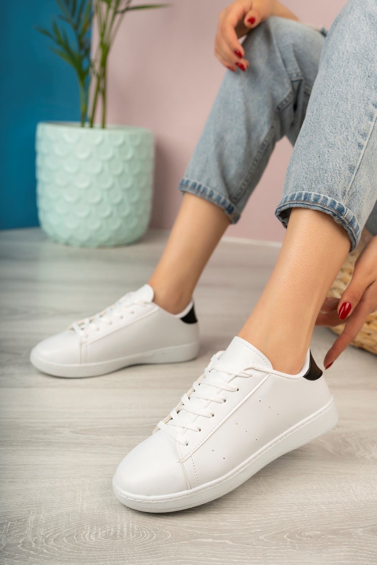 Lace-up White Women's Sneakers with Black Garnish on the Back