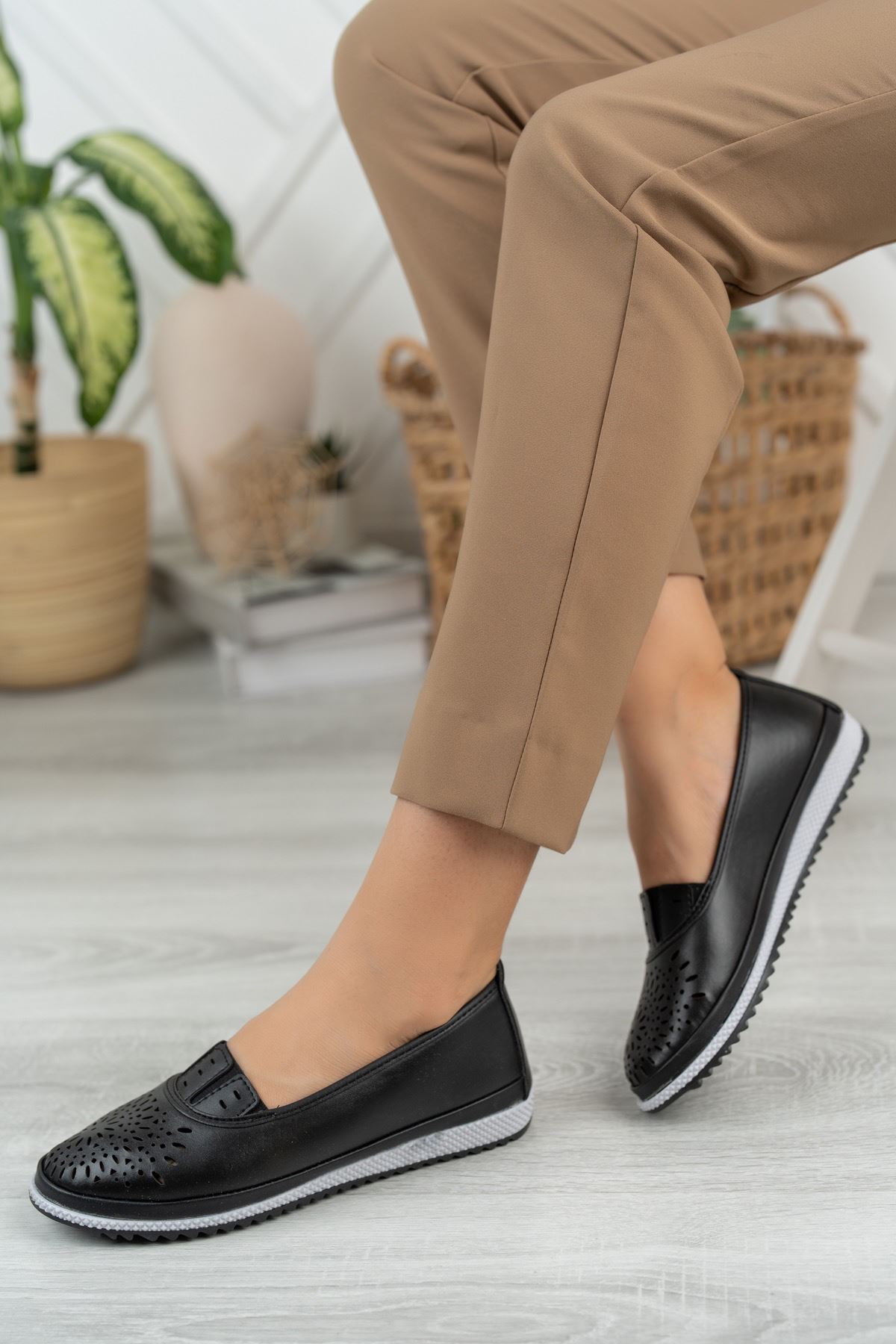 Ortopedik Pedli Lazerli Siyah Kadın  Ayakkabı