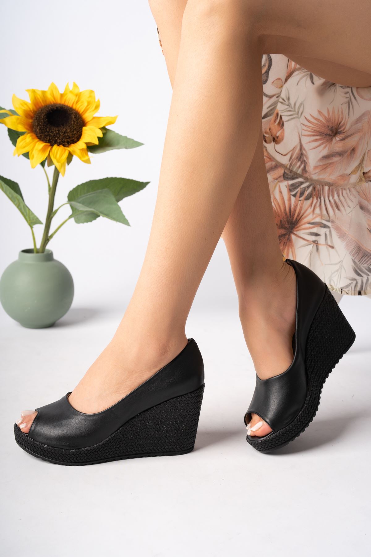 Dolgu Taban Önü Açık Siyah Cilt Kadın Ayakkabı