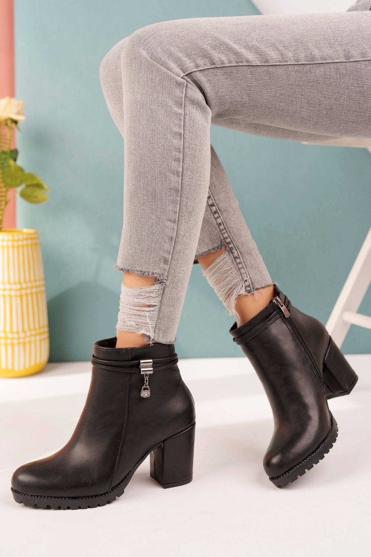 Black Skin Women's Boots with Single Stone