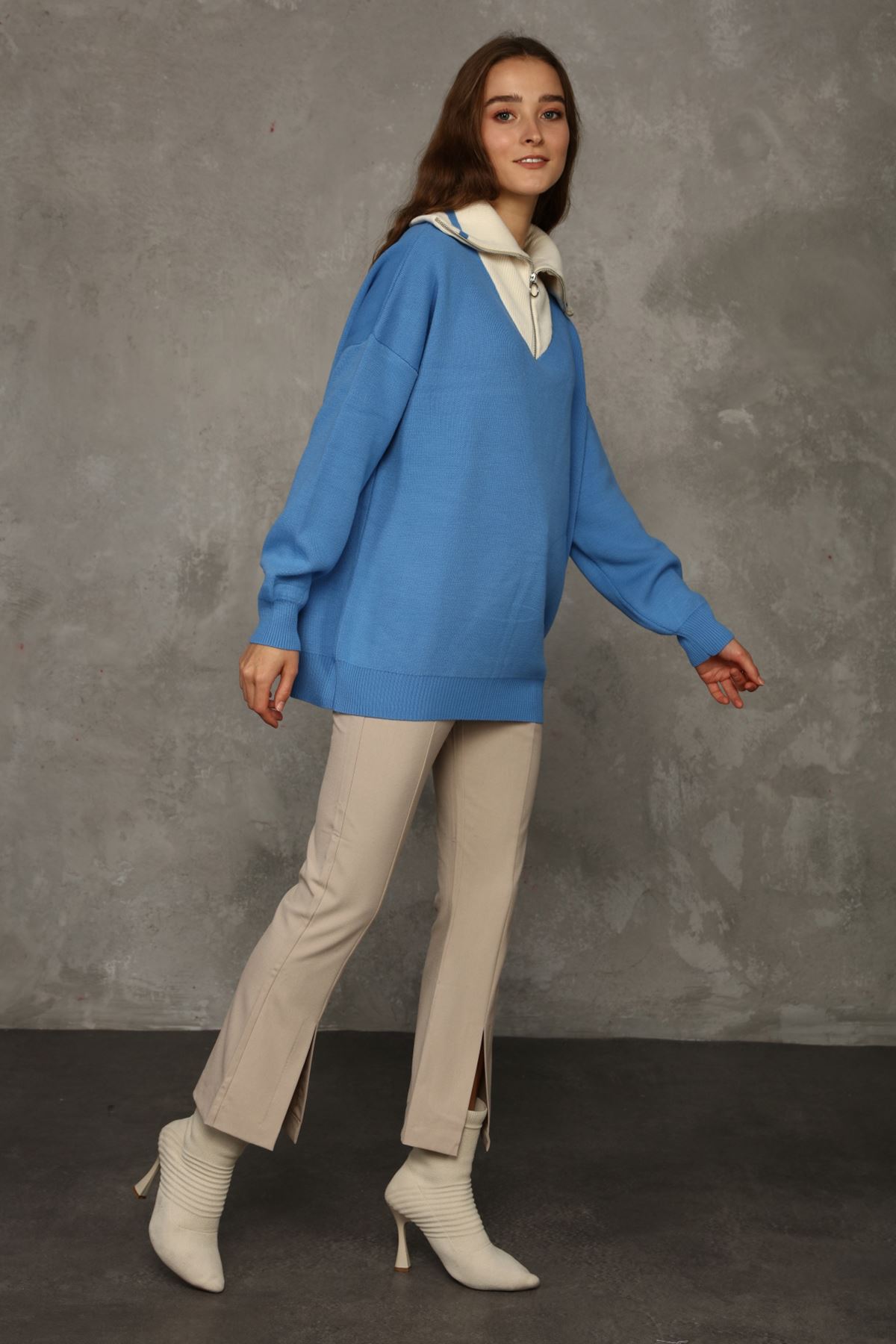 Women's Pullover with Zipper Around the Neck