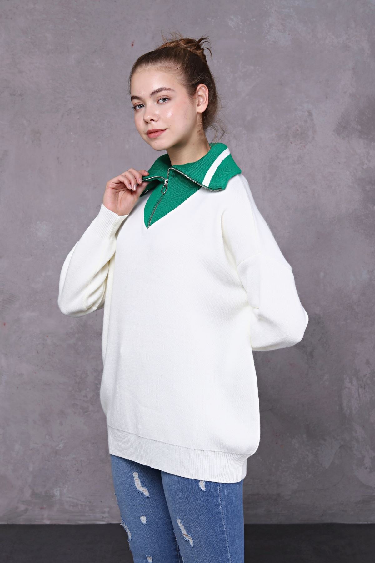 Women's Pullover with Zipper Around the Neck