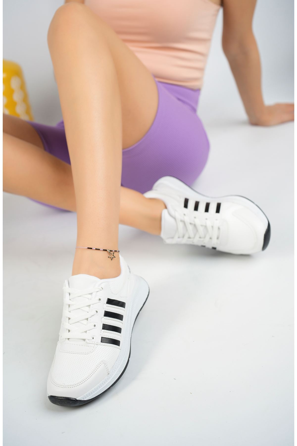 Beyaz Yanı Siyah Şeritli Kadın Spor Ayakkabı