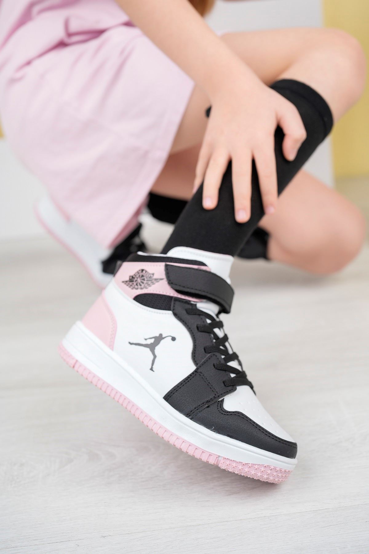 Powder Garnished Velcro Children's Sneakers