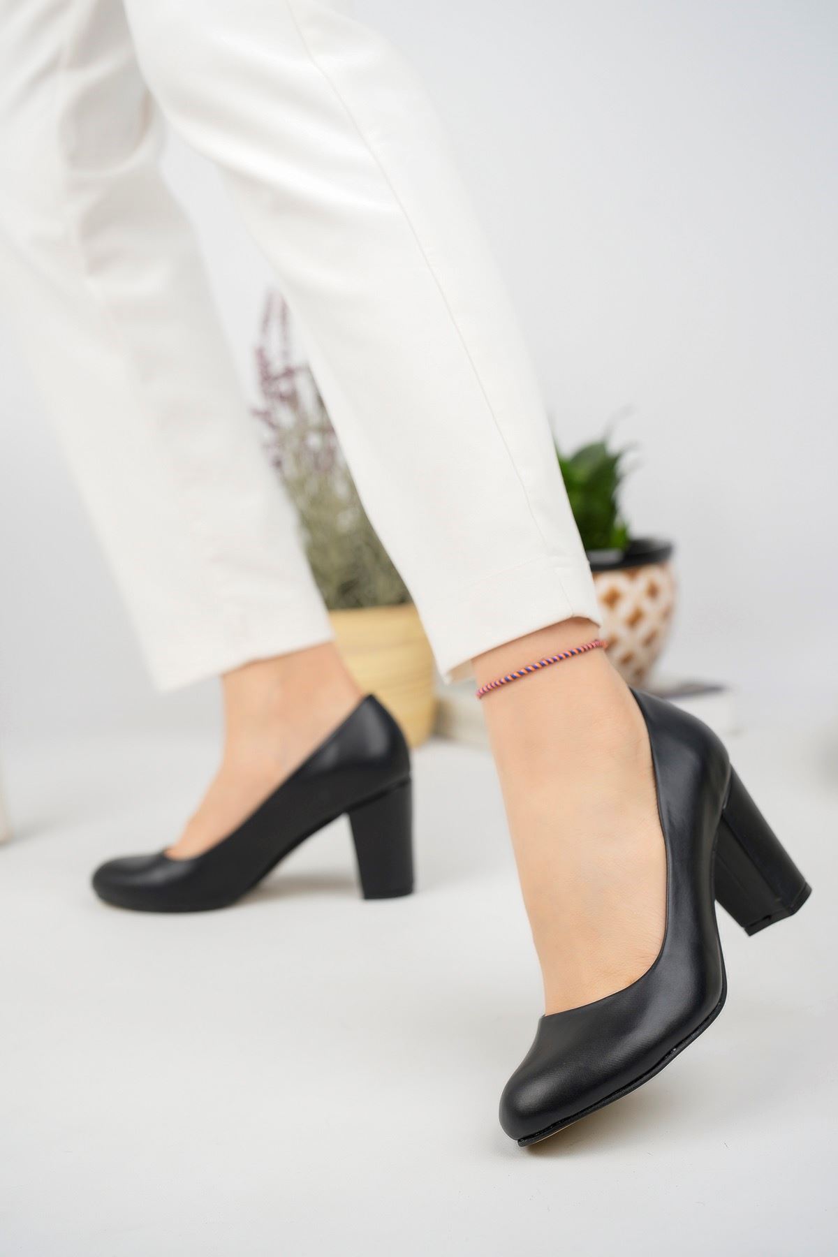 Yüksek Topuk Yuvarlak Kalıp Siyah Cilt Kadın Ayakkabı