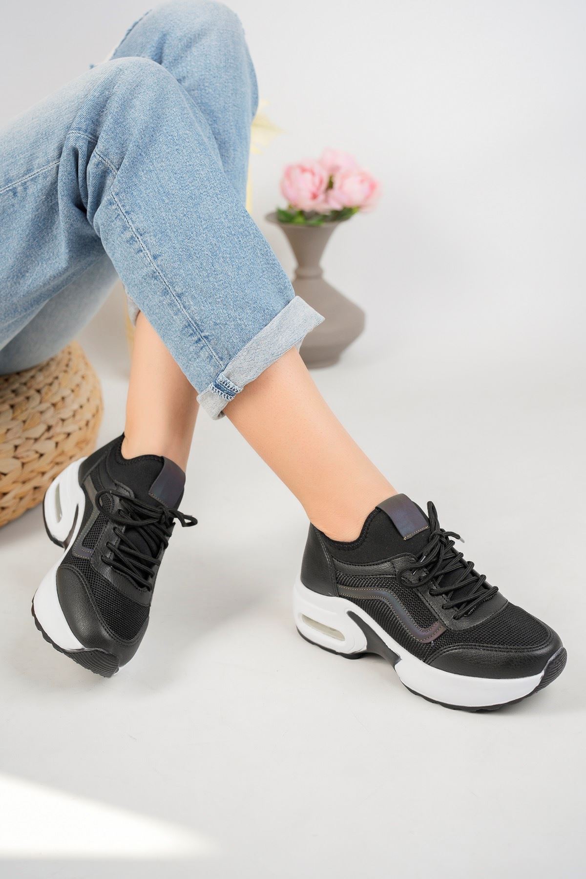 Yüksek Taban Bağcıklı Siyah Tabanı Beyaz Kadın Spor Ayakkabı