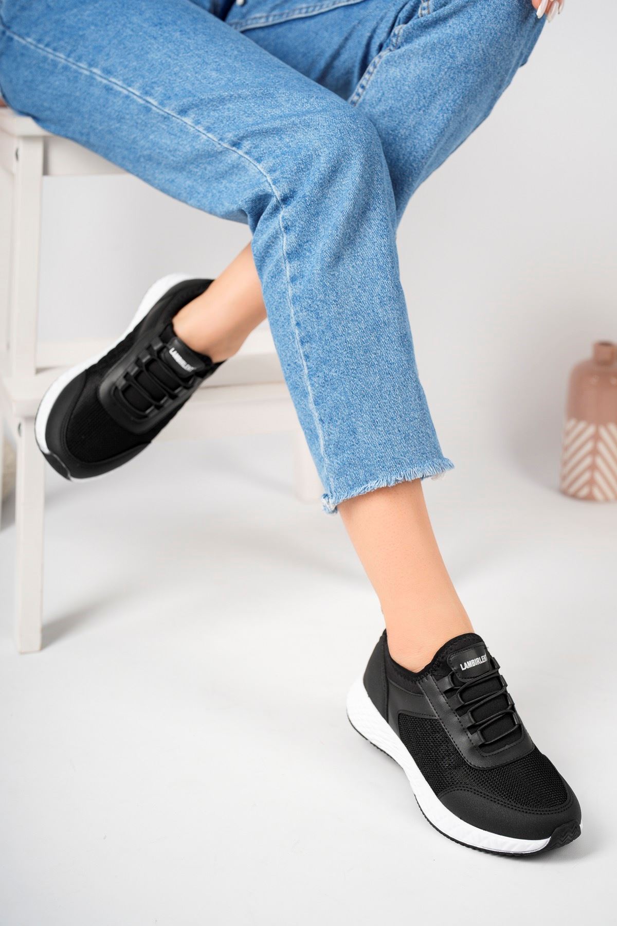 Fileli Siyah Tabanı Beyaz Kadın Spor Ayakkabı