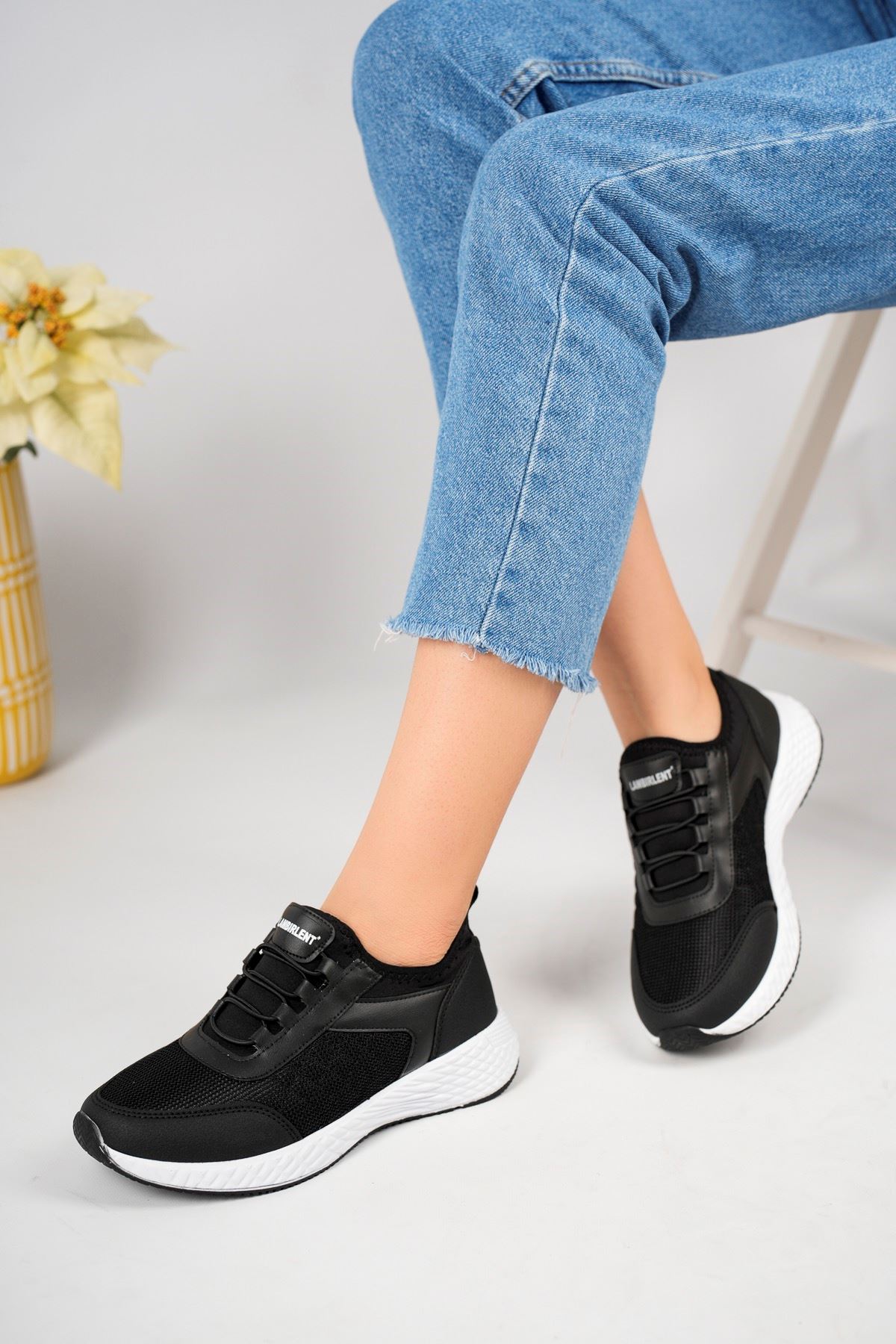 Fileli Siyah Tabanı Beyaz Kadın Spor Ayakkabı