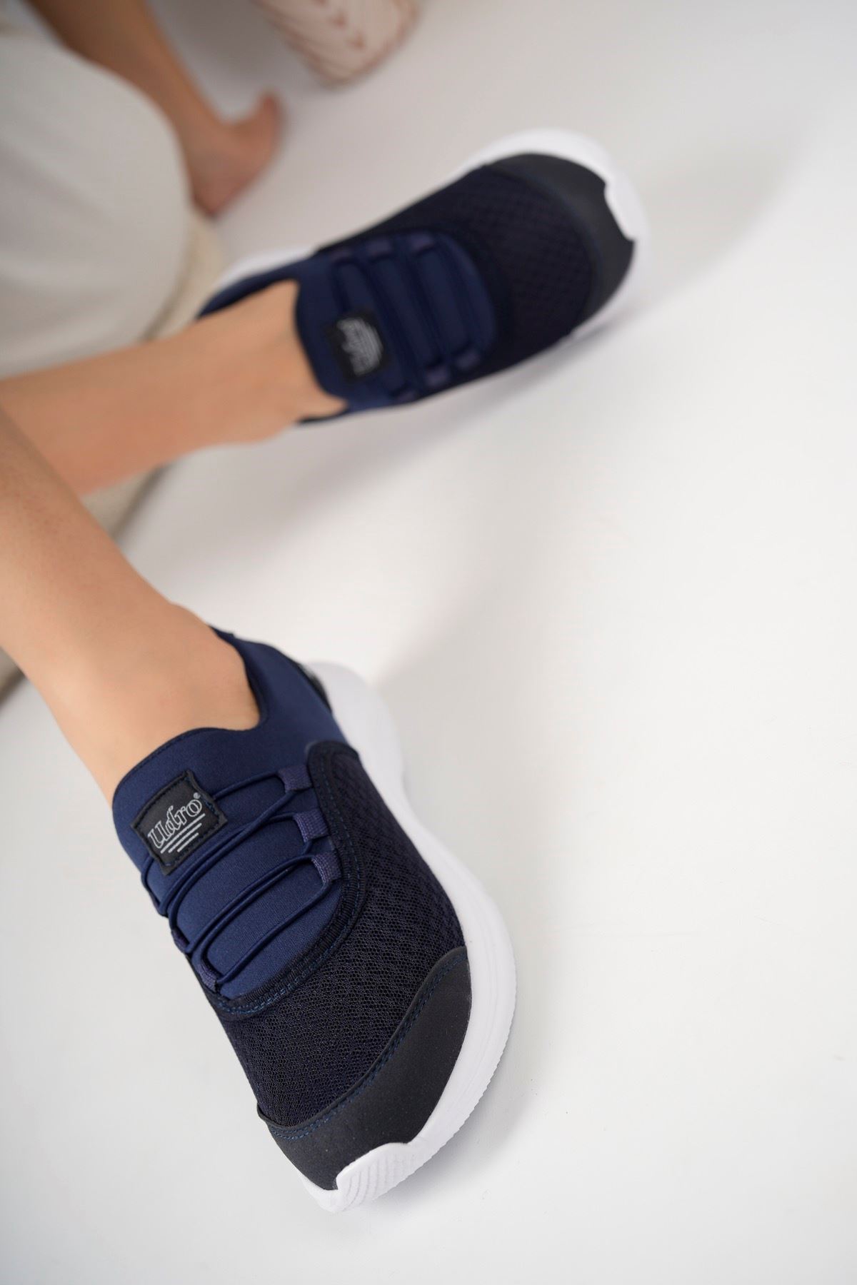 Fileli Bağcıksız Siyah Tabanı Beyaz Kadın Spor Ayakkabı