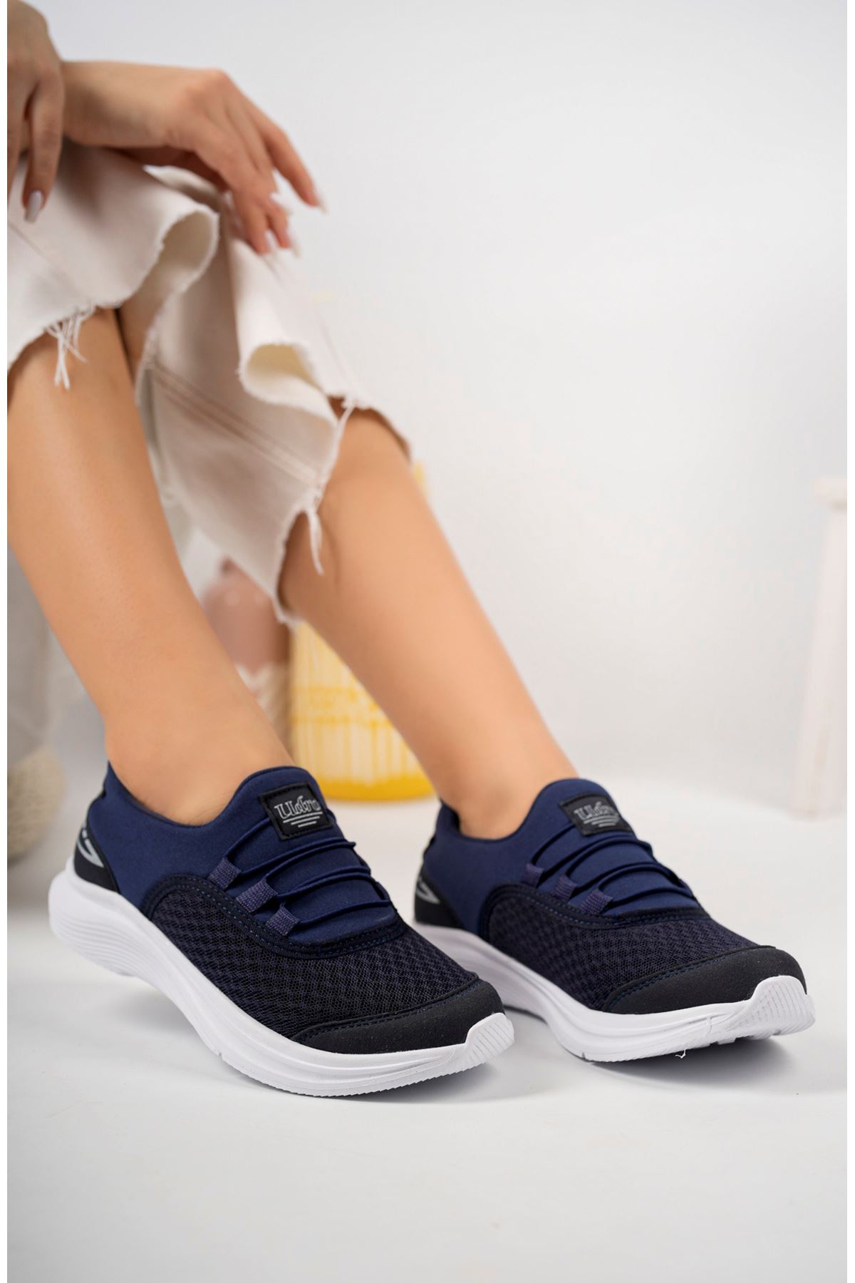 Fileli Bağcıksız Siyah Tabanı Beyaz Kadın Spor Ayakkabı