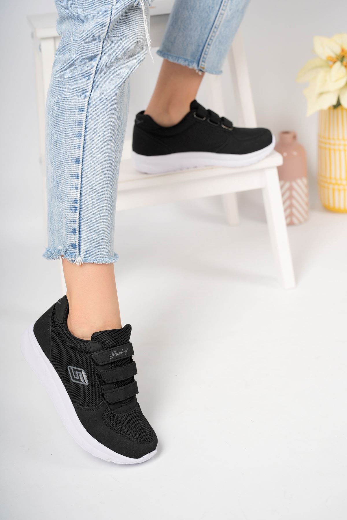 Cırtlı Fileli Siyah Tabanı Beyaz Spor Ayakkabı