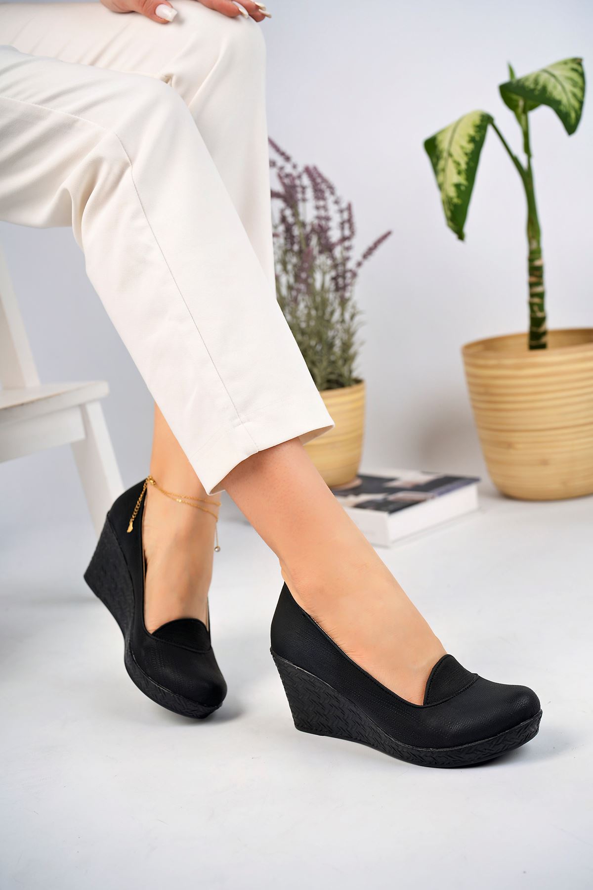 Dolgu Taban Dilli Model Siyah Kot Ayakkabı