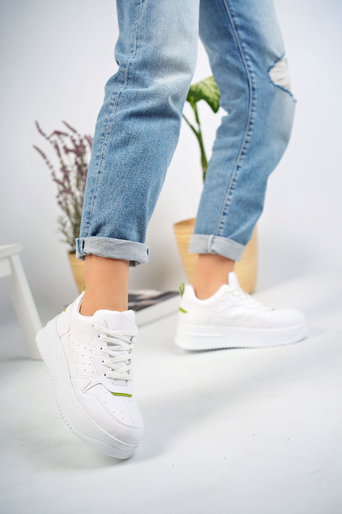 Yeşil Garnili Beyaz Spor Ayakkabı