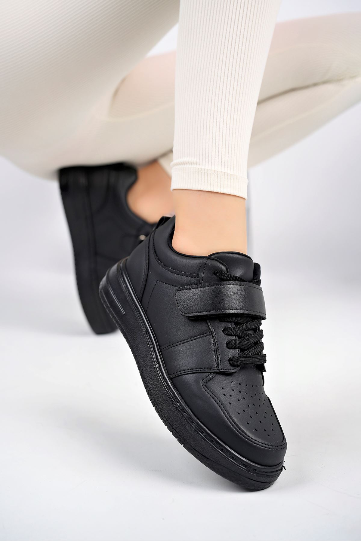 Alçal Taban Siyah Cırtlı Spor Ayakkabı