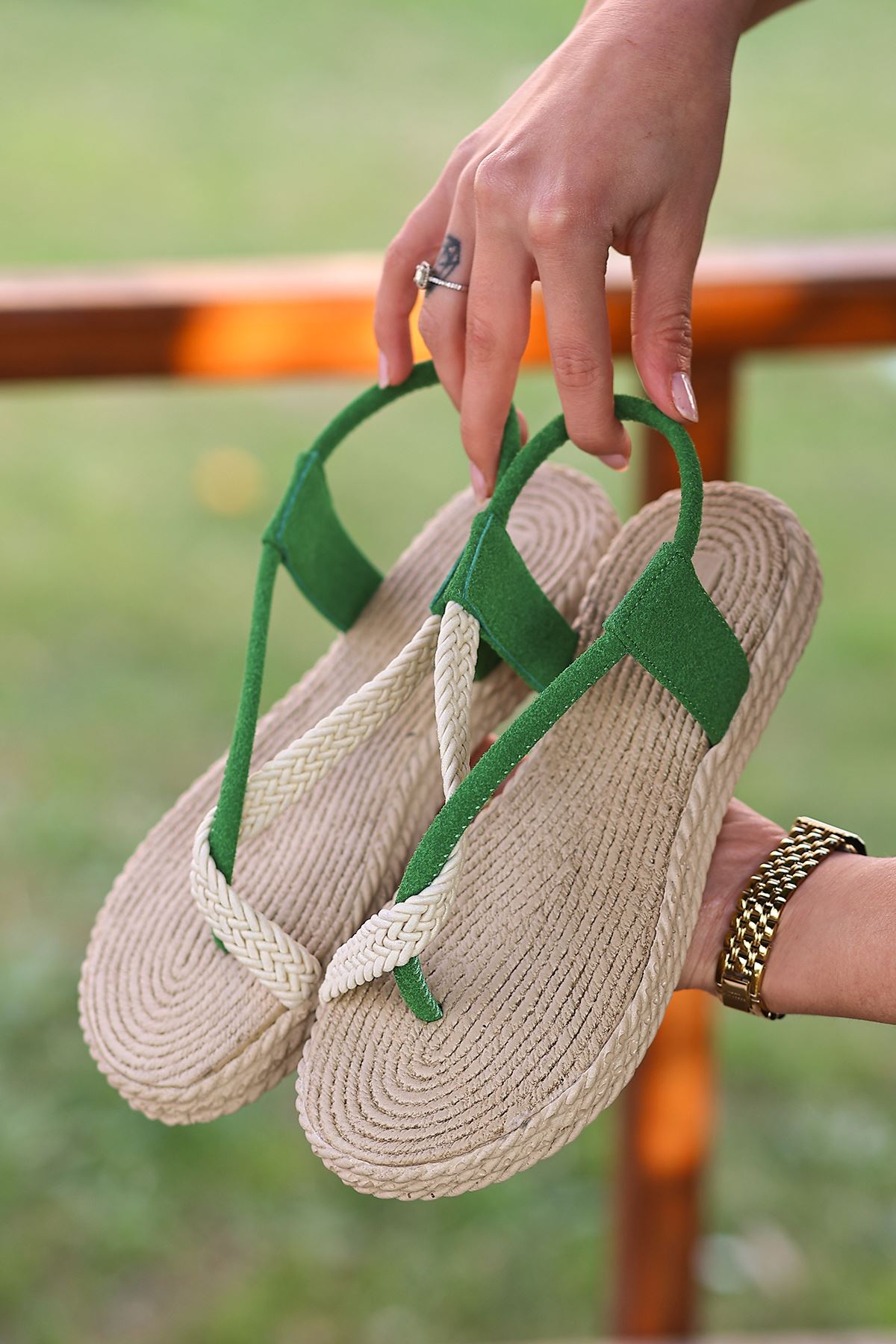 Hasır Taban Parmak Geçirmeli Yeşil Kadın Sandalet