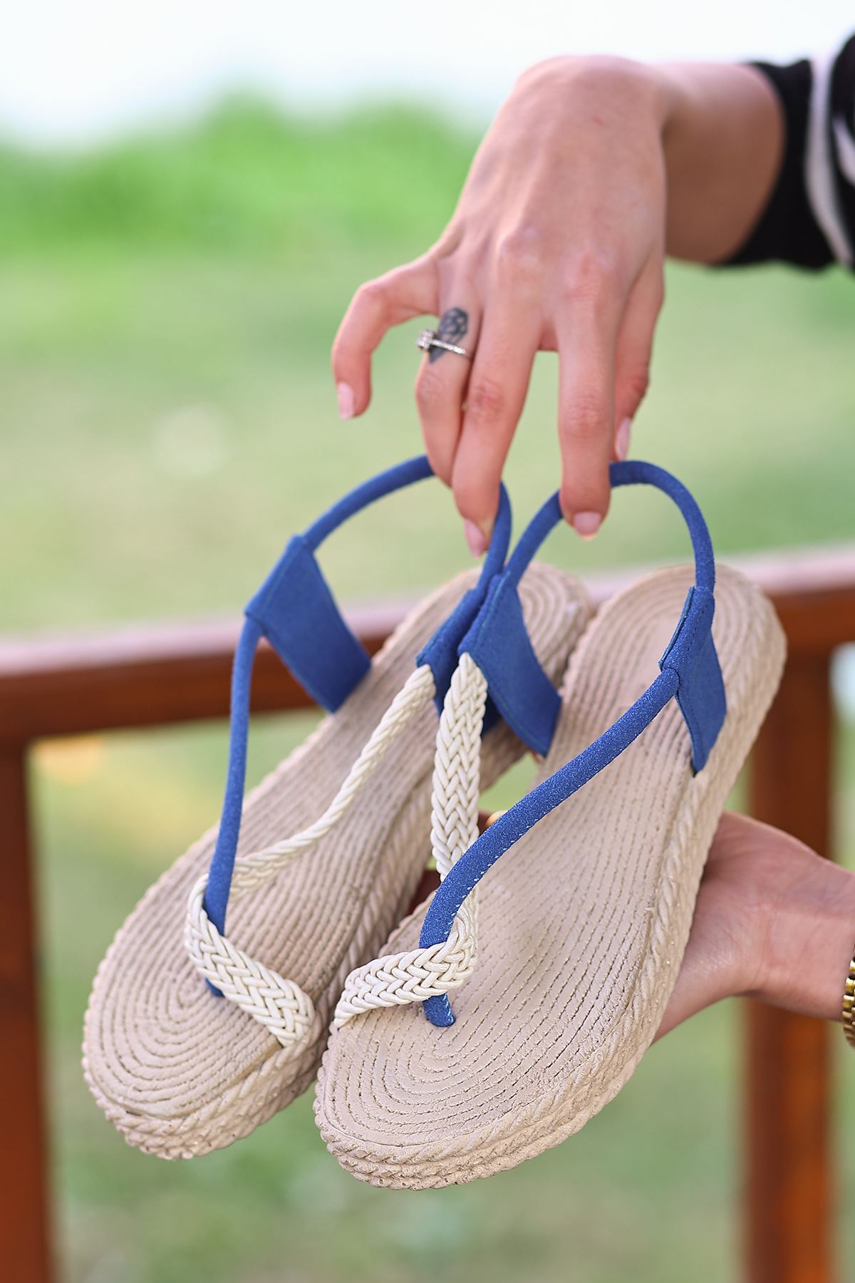 Hasır Taban Parmak Geçirmeli Mavi Kadın Sandalet