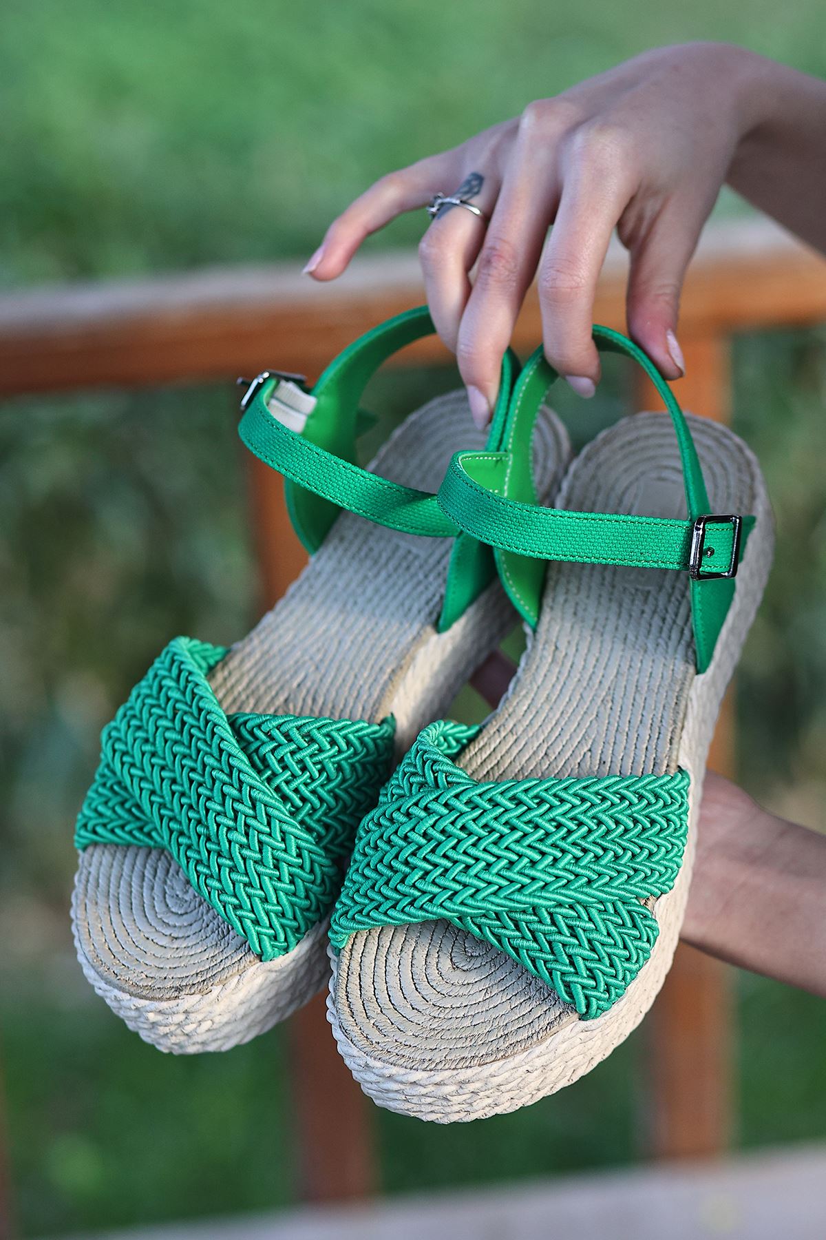 Kalın Taban Çapraz Bant Yeşil Kadın Sandalet