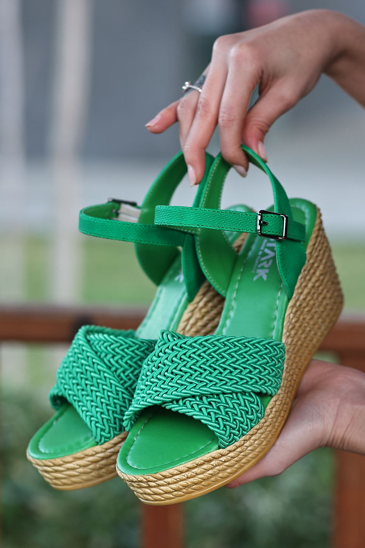Dolgu Taban Çapraz Bant Yeşil Kadın Sandalet