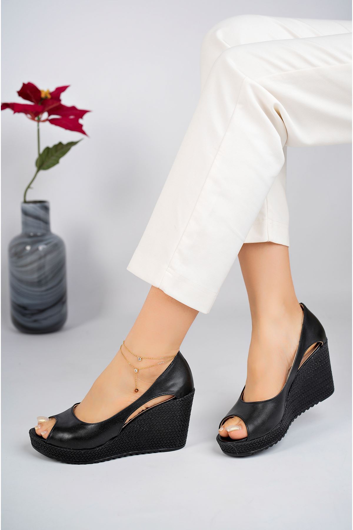 Padded Sole Front and Side Open Decollete Black Skin Shoes