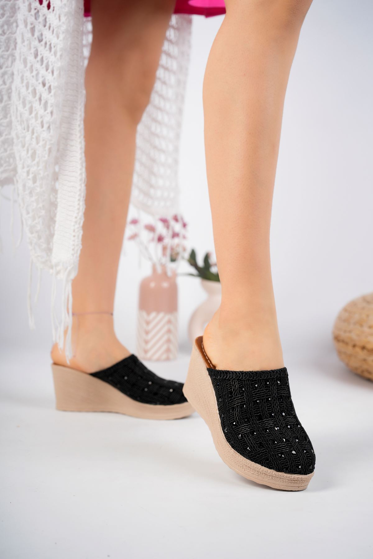 Padded Insole Plaid Knit Front Closed Stone Black Slippers