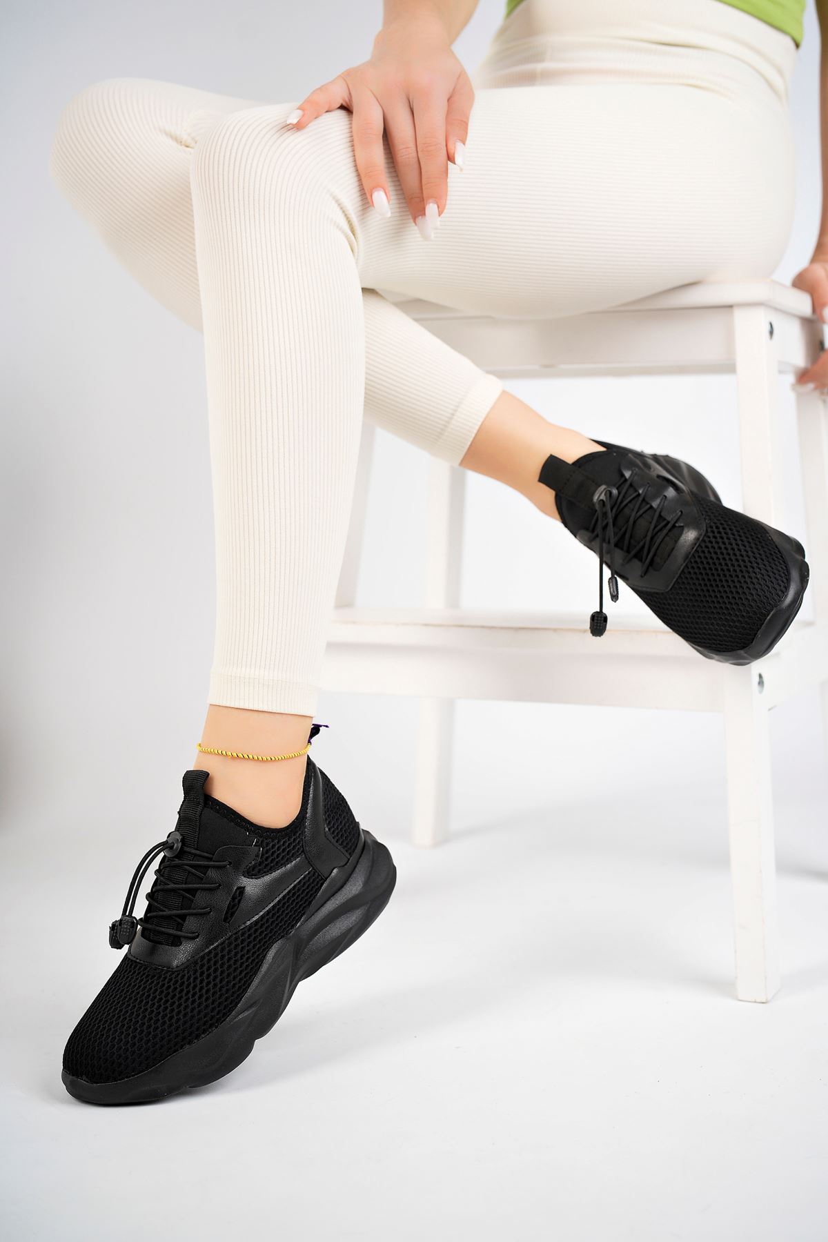 Lastik Bağcıklı Fileli Siyah Spor Ayakkabı