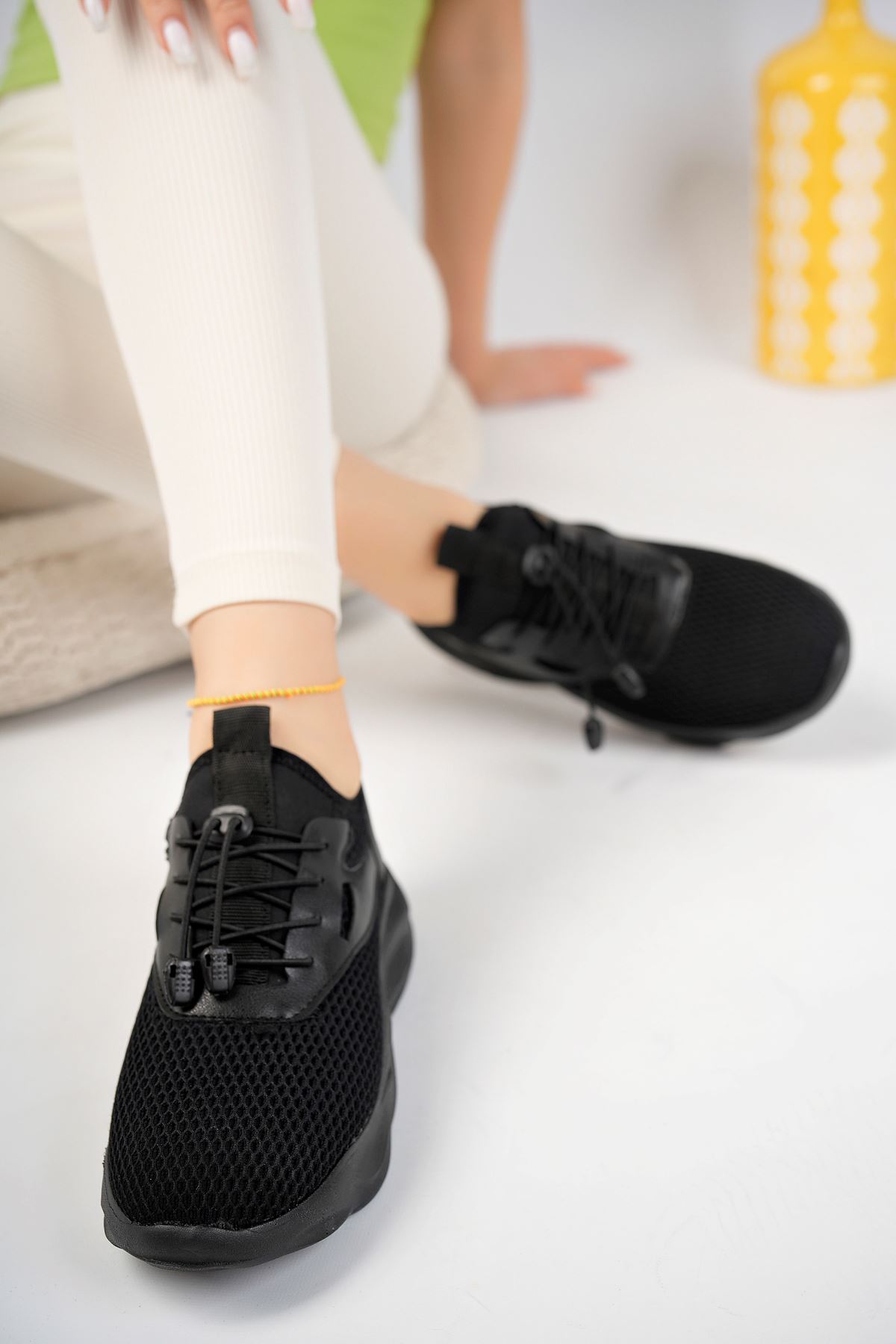 Lastik Bağcıklı Fileli Siyah Spor Ayakkabı