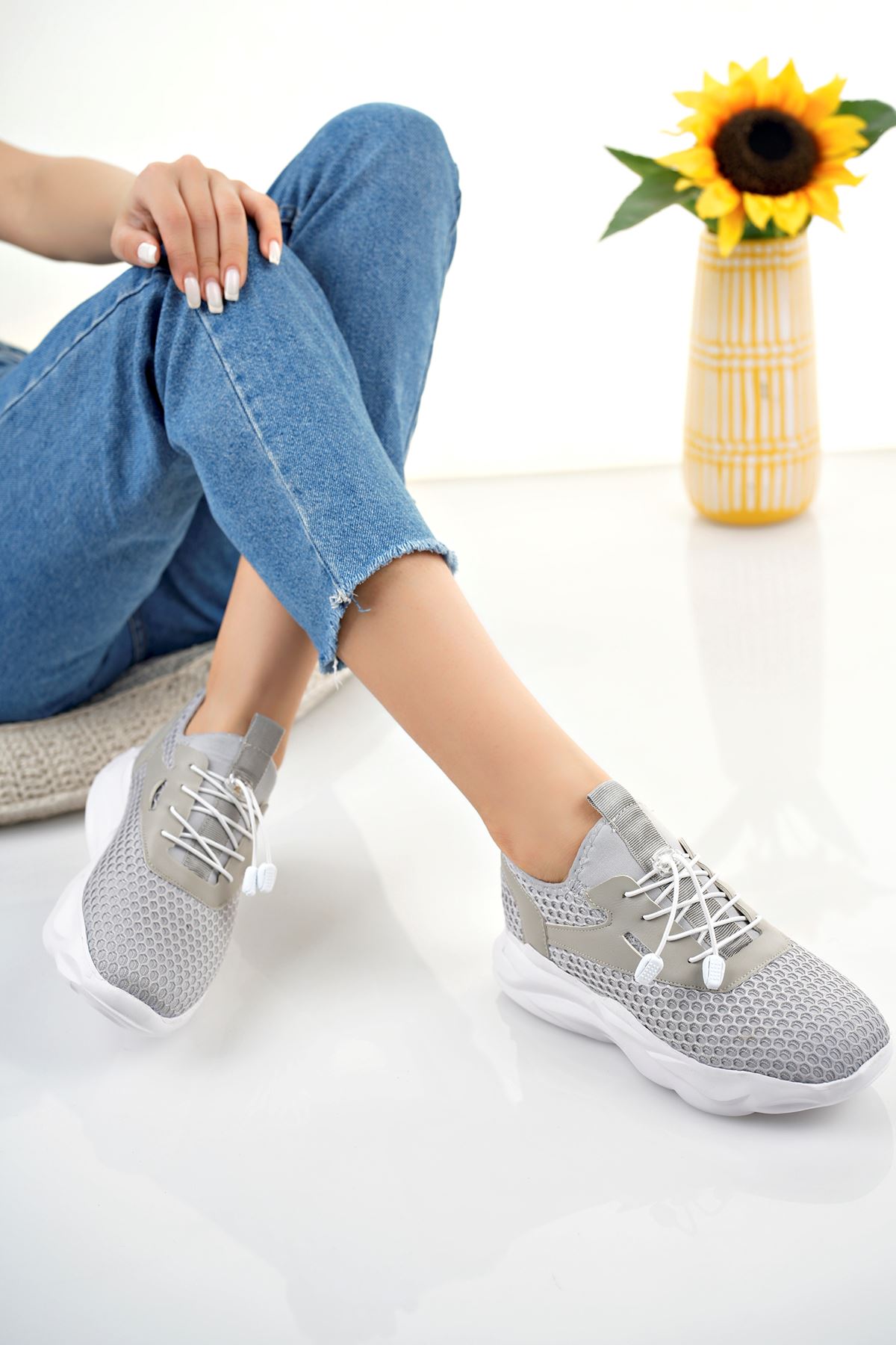 Mesh Grey Sneakers with Elastic Laces