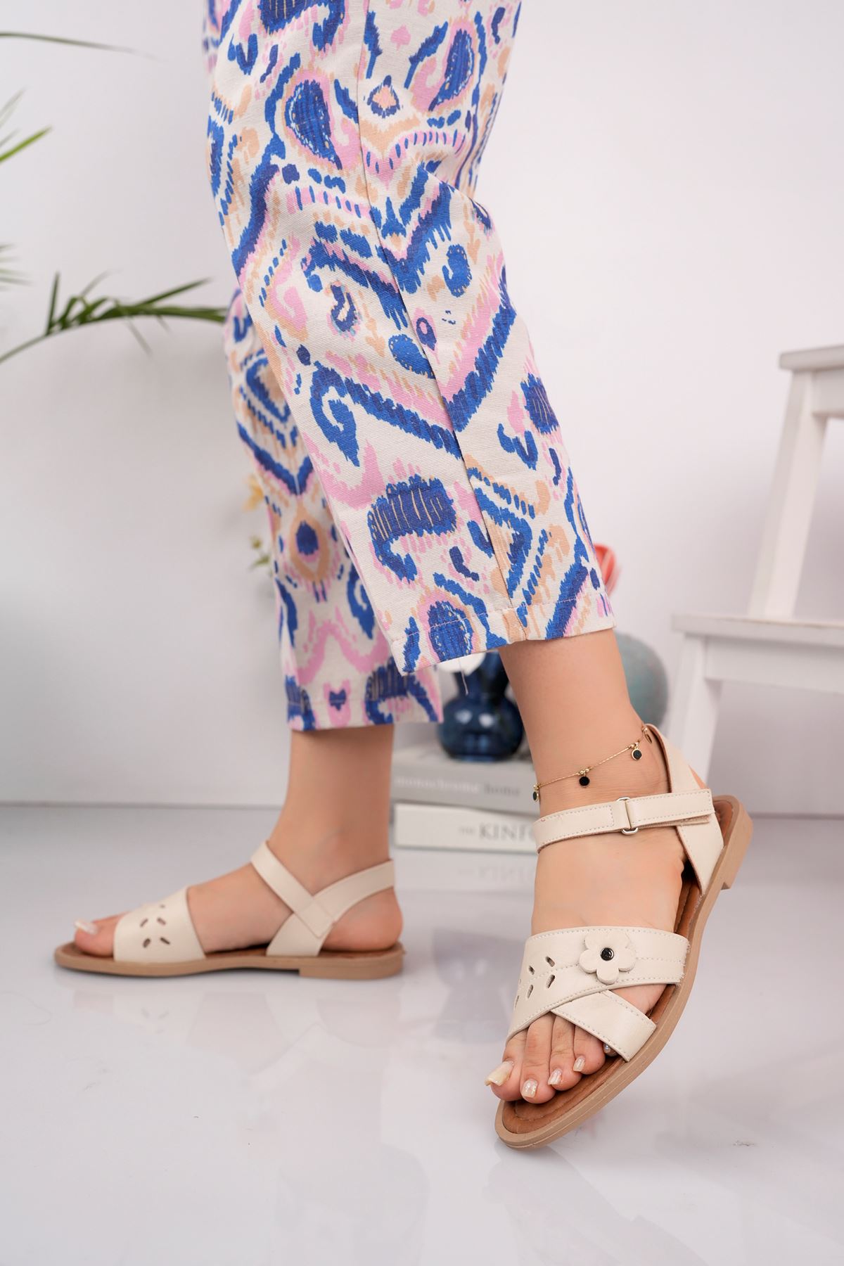 Daisy Model Cream Women's Sandals