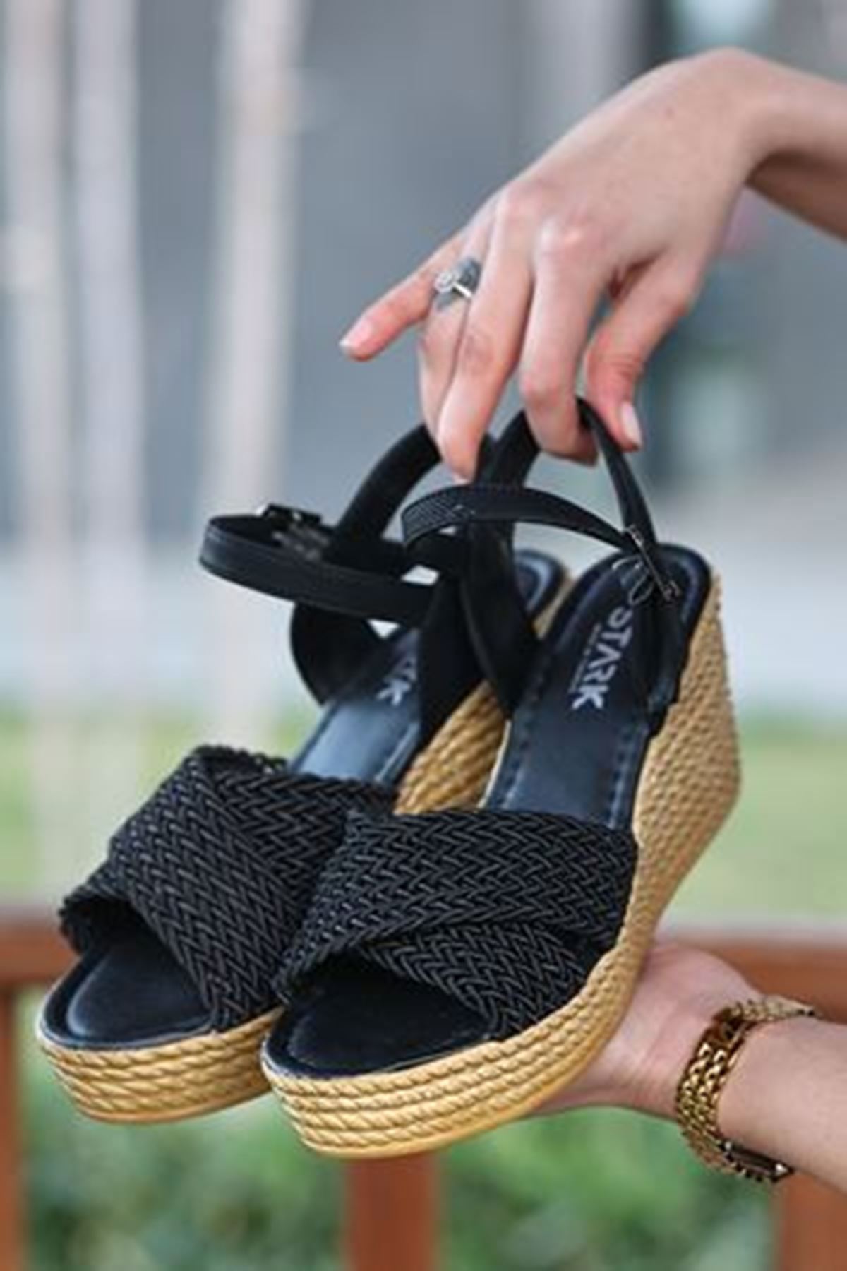 Dolgu Taban Çapraz Bant Kadın Siyah Ayakkabı