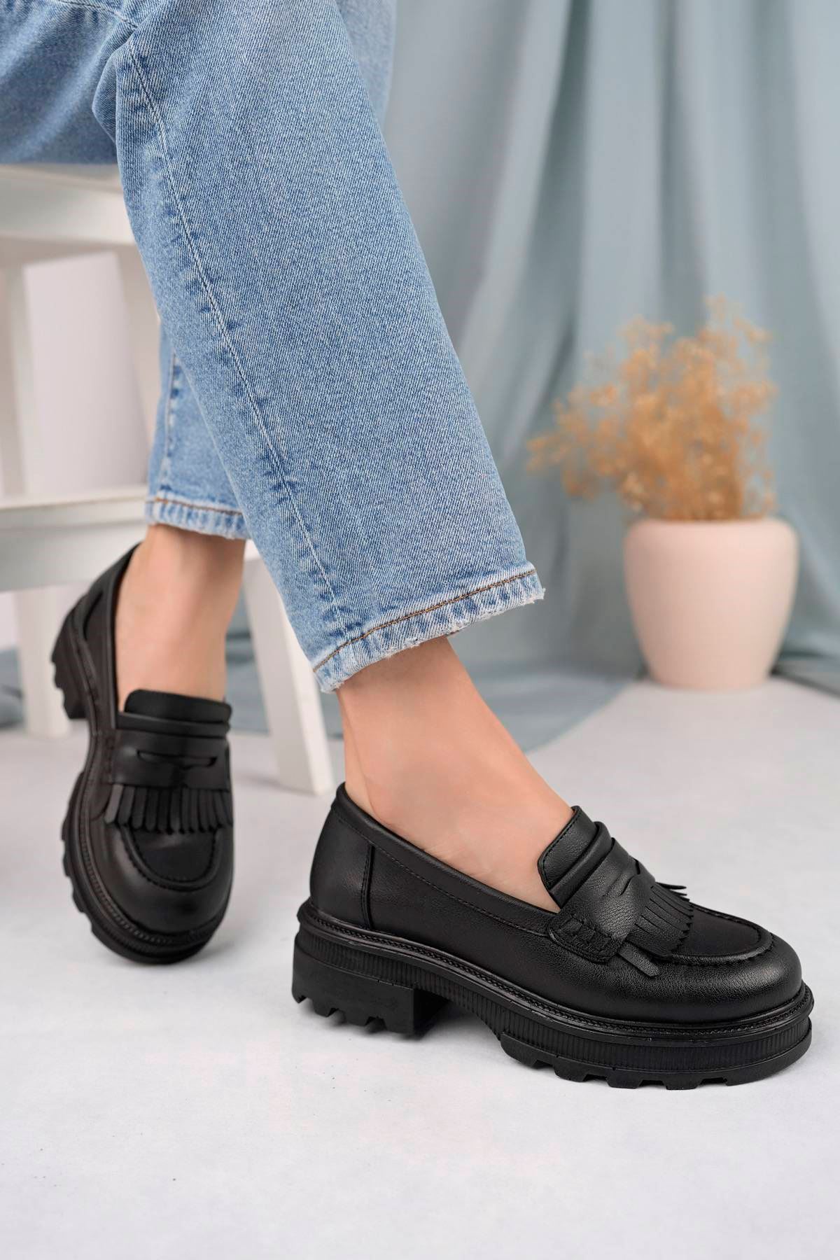 Önü Püsküllü Siyah Cilt Kadın Ayakkabı