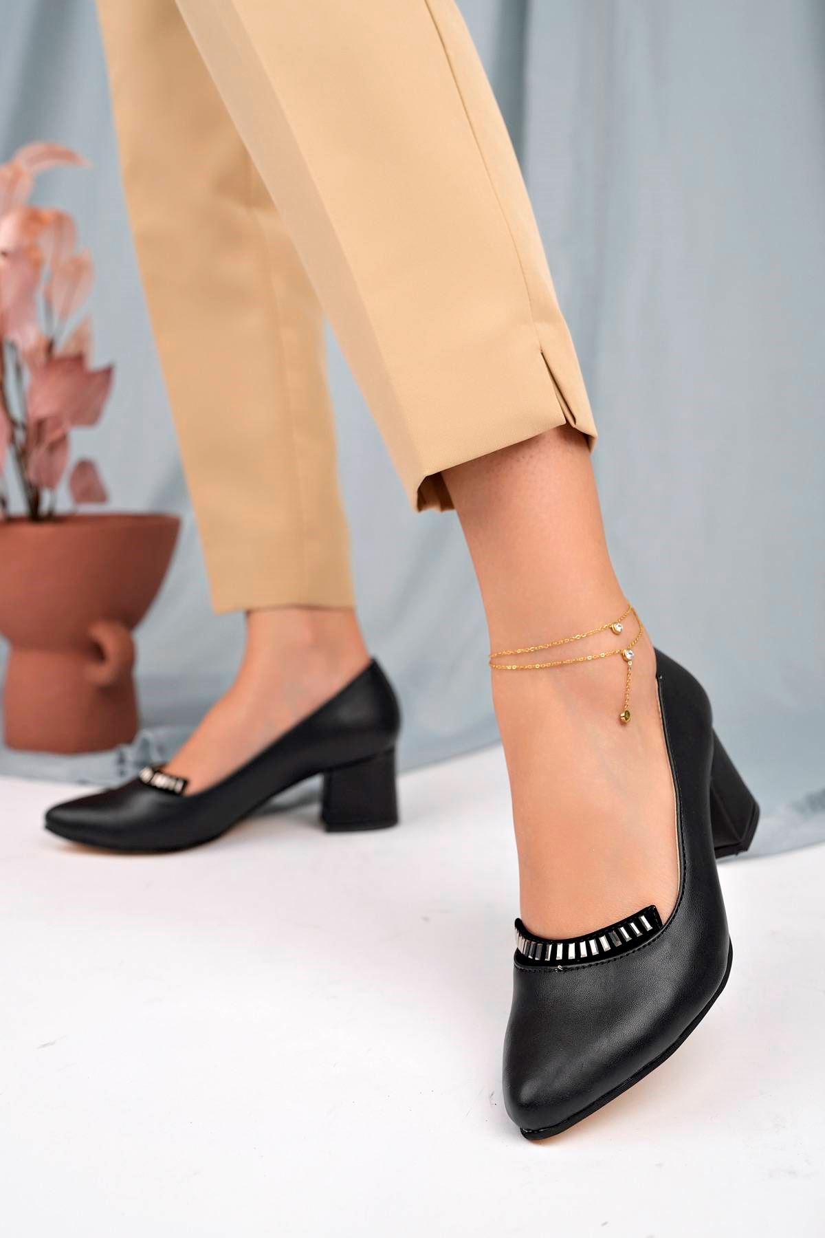 Sivri Kalıp Önü Taşlı Siyah Cilt Kadın Ayakkabı
