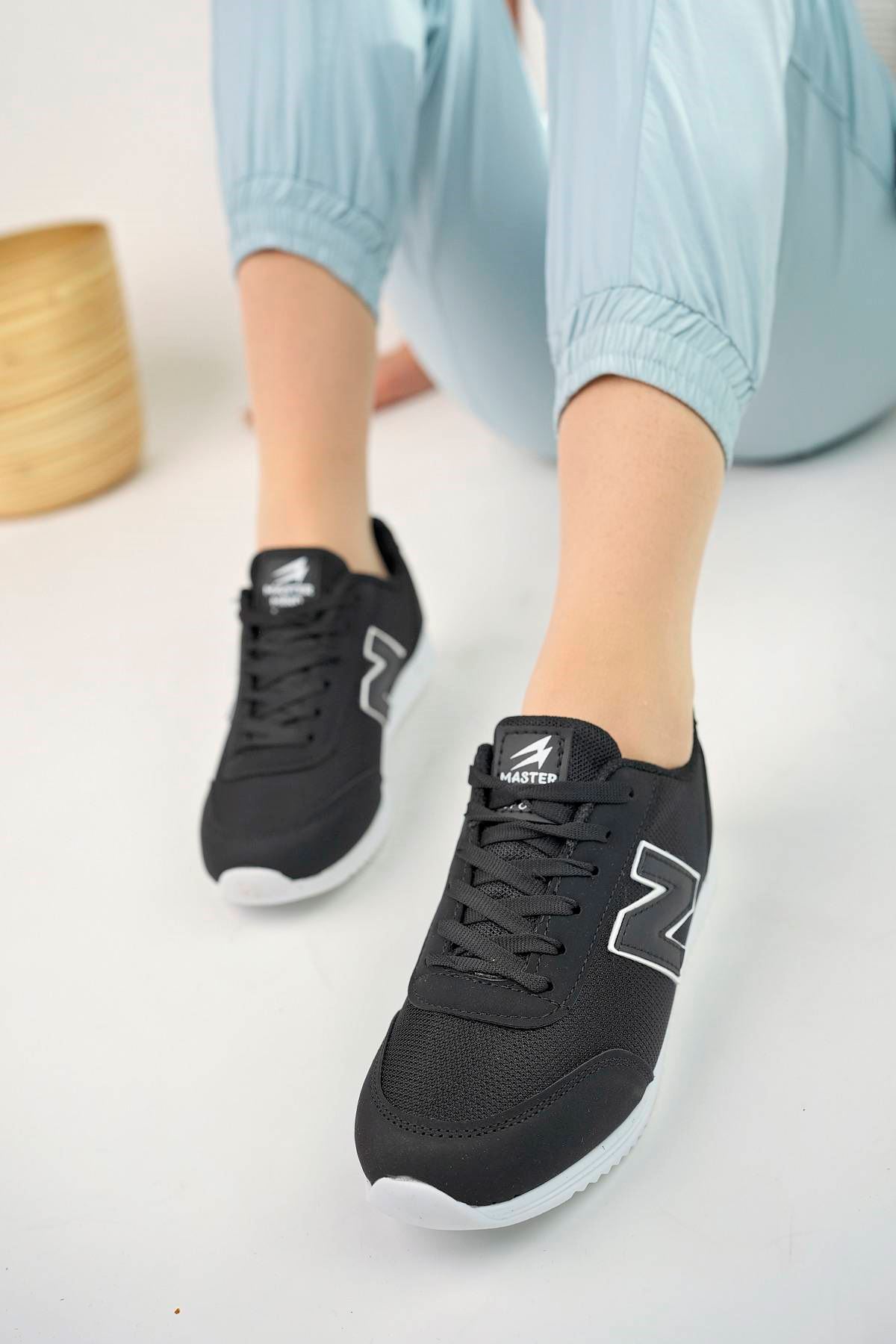 Fileli Bağcıklı Siyah Tabanı Beyaz Kadın Spor Ayakkabı