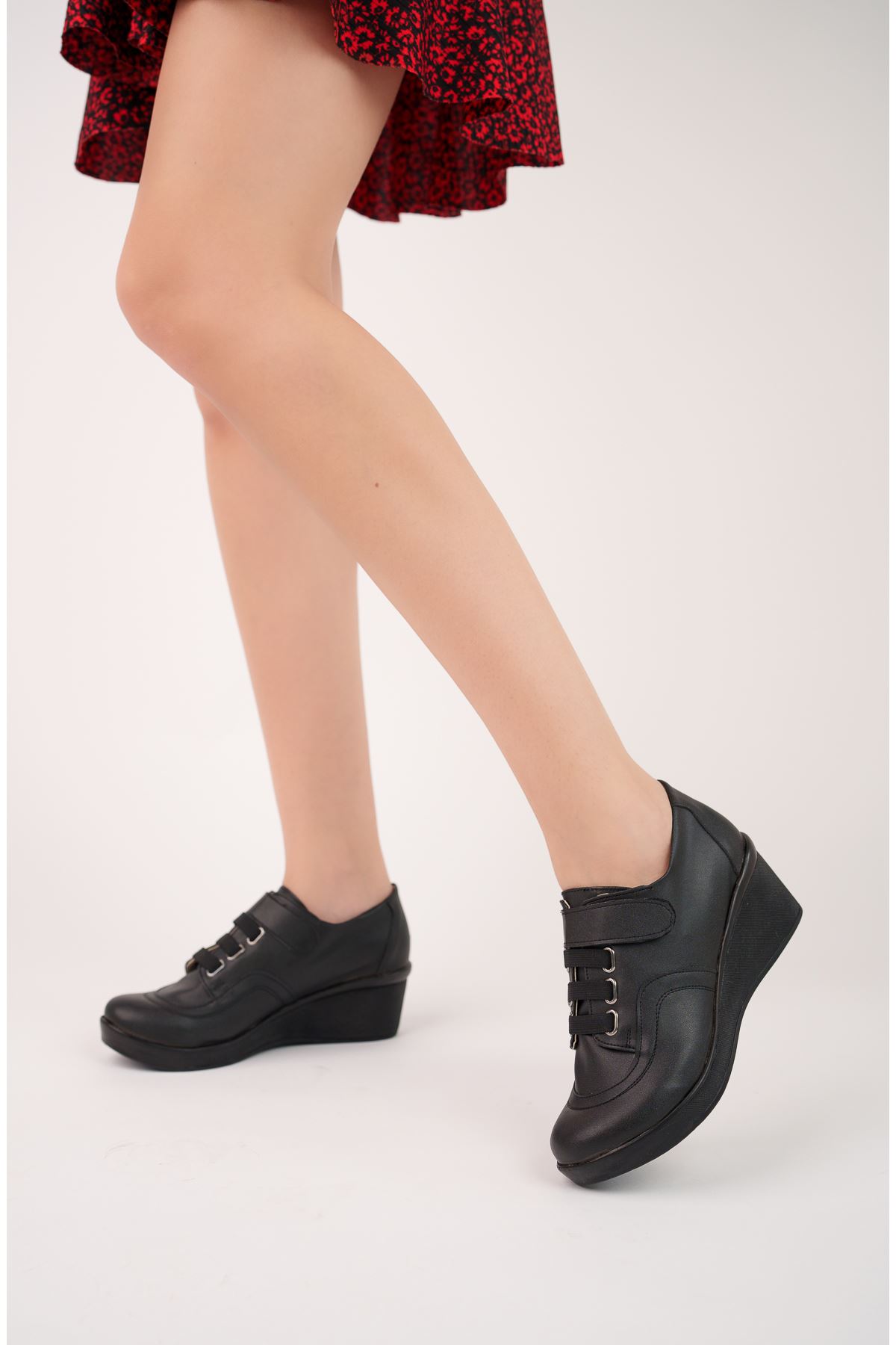 Ortopedik Dolgu Topuk Alçak Cırtlı Siyah Cilt Kadın Ayakkabı