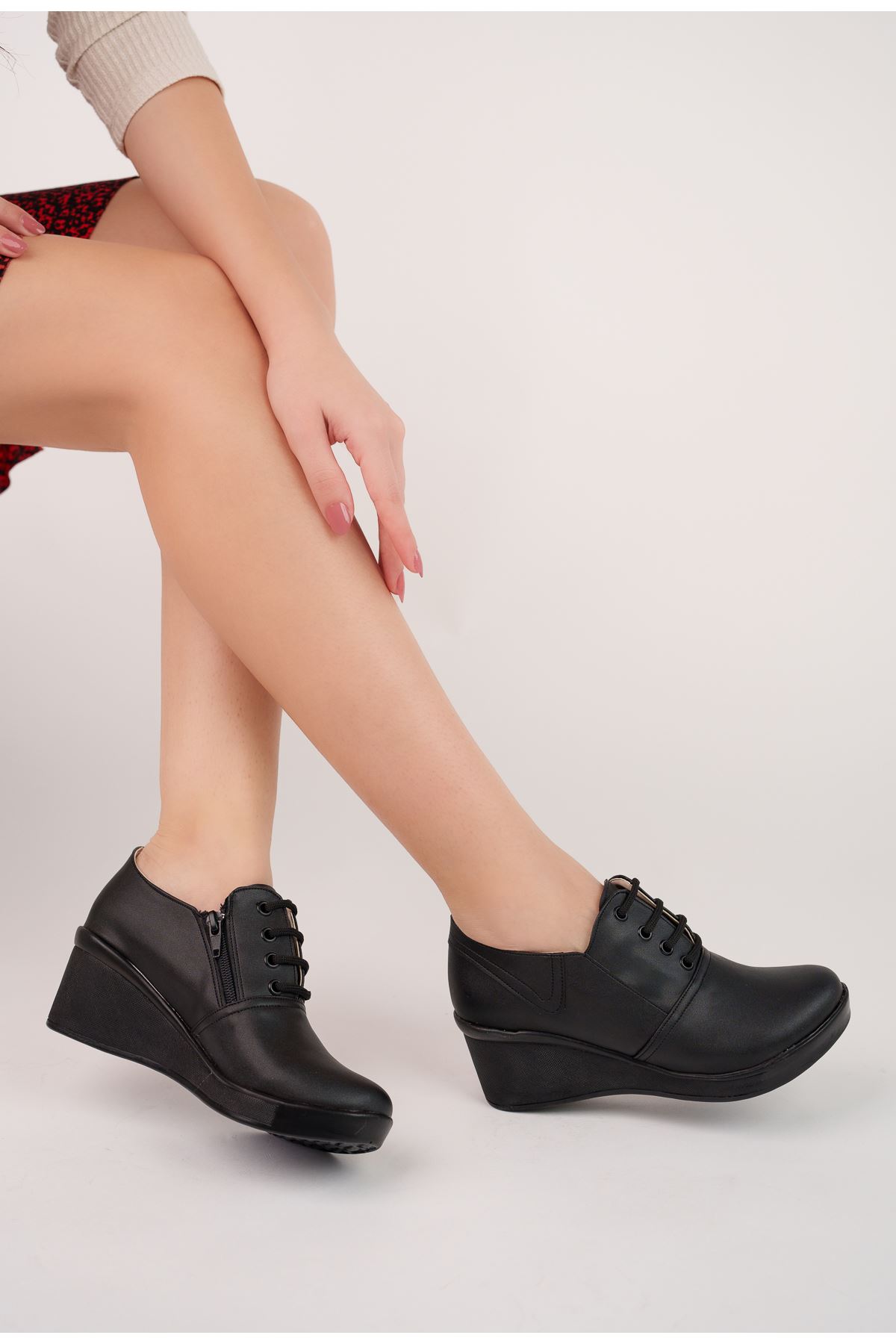 Ortopedik Dolgu Topuk Alçak Bağcıklı Fermuarlı Siyah Cilt Kadın Ayakkabı